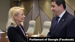Президент ПА ОБСЕ Пиа Каума и спикер парламента Грузии Шалва Папуашвили в Ташкенте, 8 апреля