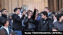 მეთორმეტე კლასელები საატესტატო გამოცდებს აპროტესტებენ