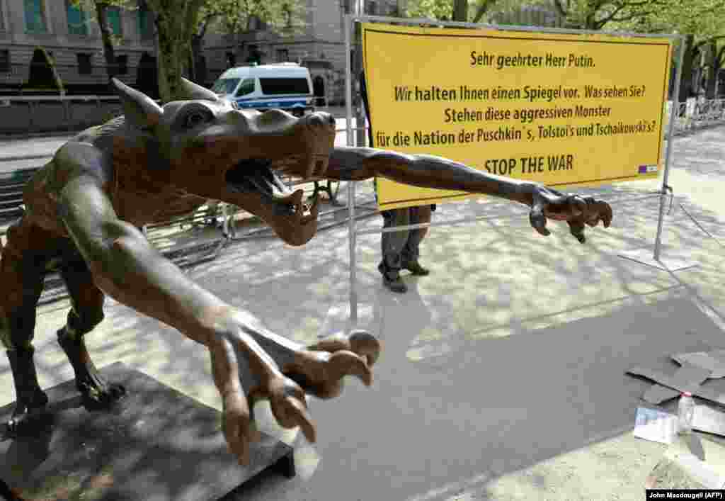 یکی از چندین مجسمهٔ گرگ که در نزدیکی سفارت روسیه در برلین نصب شده است. روی تابلو نوشته شده است: «آقای پوتین عزیز، ما آینه‌ای را به سمت شما گرفته‌ایم. چه می‌بینید؟ آیا این هیولاهای مهاجم، نمایانگر ملت [هنرمندان روسی] پوشکین، تولستوی و چایکوفسکی هستند؟» این اثر هنری اعتراضی در آوریل ۲۰۲۲ نصب شده است.