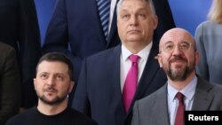 Президент України Володимир Зеленський, президент Європейської Ради Шарль Мішель і прем’єр-міністр Угорщини Віктор Орбан під час саміту європейських лідерів у Брюсселі. Бельгія, 9 лютого 2023 року