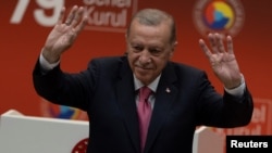Președintele turc Tayyip Erdoğan salută participanții la adunarea generală anuală a Uniunii Camerelor și a Burselor de Mărfuri din Ankara