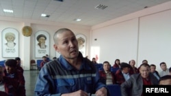 Рабочий «Эмбамунайгаза» Конысбай Оразов выступает с требованиями на собрании. Прорва, 23 апреля 2010 года. 