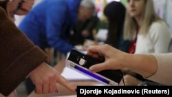 Detalj sa biračkog mesta na vanrednim parlamentarnim izborima u Srbiji, 17. decembar 2023. 