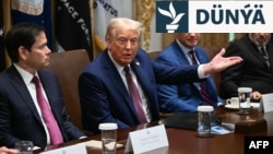 ABŞ prezidenti Donald Tramp döwlet sekretary Marko Rubio (çepde) we goranmak sekretary Pit Hegset (sagda) bilen bilelikde 26-njy awgustda Ministrler Kabinetiniň ýygnagyna gatnaşýar. 