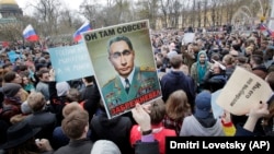 Зображення президента Росії Володимира Путіна і генерального секретаря СРСР Леоніда Брежнєв в одній особі під час масової акції протесту в Санкт-Петербурзі, 5 травня 2018 року
