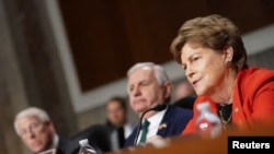 Senatoarea democrată Jeanne Shaheen (dreapta), vorbind la o ședință a Comitetului pentru Serviciile Armate, din care face parte