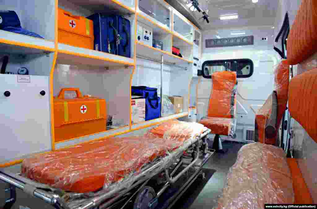 "Кыргыз унаа курулуш" ишканасы чыгарган Ford Transit үлгүсүндөгү тез жардам унаасы. &nbsp;