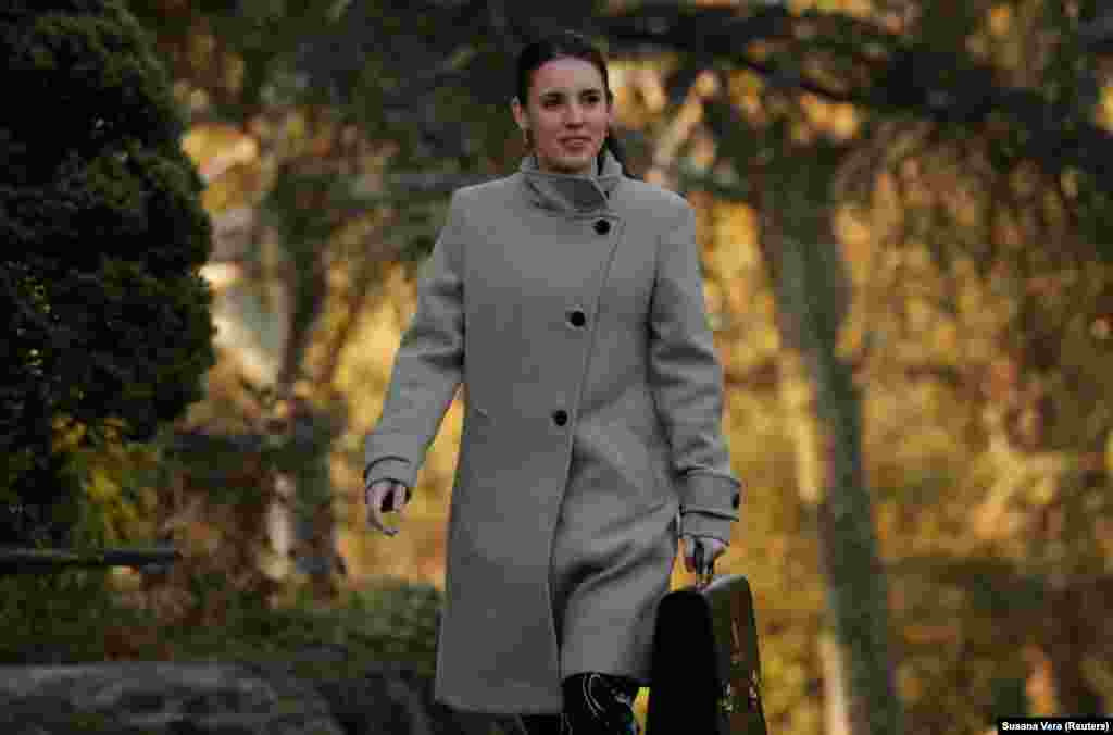 В Іспанії міністр з питань рівності Ірен Монтеро також захворіла. Разом зі своїм чоловіком віцепрем'єром Паблом Іглесіасом вони перебувають на карантині.&nbsp;Іспанія стала четвертою країною світу після Китаю, Італії та Ірану, де число померлих від коронавірусної інфекції&nbsp;перевищило тисячу. За останню добу в Іспанії було виявлено майже дві тисячі нових заражених, а 171 людина померла &nbsp;