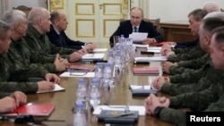 Президент России Владимир Путин проводит совещание с руководством Министерства обороны, Генерального штаба Вооруженных сил России, высшим командным составом и главами служб безопасности в Санкт-Петербурге, Россия, 7 октября 2025 года