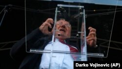 "Šešelj (na fotografiji) je čvrsto rešen da svoju ulogu morbidnog pajaca odigra do kraja, do spuštanja zavese."