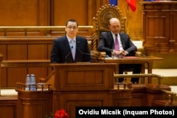 Premierul Victor Ponta susține un discurs la sedința solemnă a Senatului și Camerei Deputaților, cu ocazia marcării a 10 ani de la aderarea României la Alianța Nord-Atlantică. În spatele său se află președintele de atunci, Traian Băsescu.