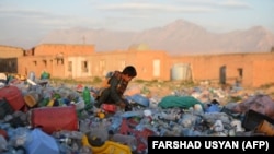 Афганська дитина працює на заводі з переробки пластику на околиці Мазарі-Шарифа