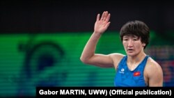 Архивдик сүрөт. Айсулуу Тыныбекова кыз-келиндер күрөшү боюнча Дүйнө кубогунда. Белград, Сербия. Декабрь, 2020-ж.