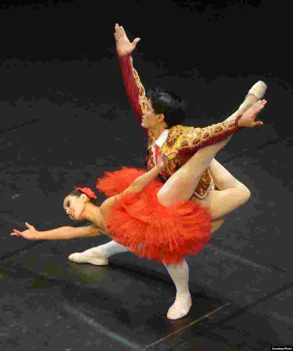 Сахнада - көптеген халықаралық байқаулардың лауреаттары Олжас Махамбетәлиев пен Мәдина Өнербаева. Олар жатақханада тұрад - На сцене - Олжас Махамбеталиев и Мадина Унербаева, лауреаты многих международных конкурсов. Они живут в общежитии.  