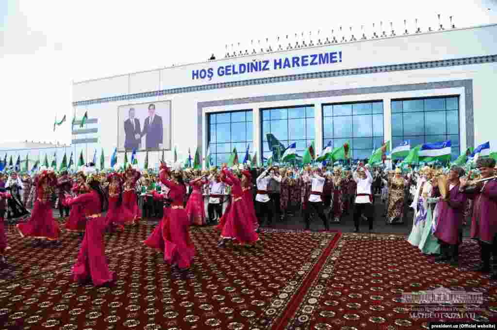 "Хорезмге қош келдіңіз!". Бердімұхамедовты қарсы алу. 24 сәуір 2018 жыл.&nbsp;