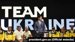 Канадський прем'єр Джастін Трюдо вітає українську команду «Ігор Нескорених» напередодні відкриття змагань. Торонто, 22 вересня 2017 року