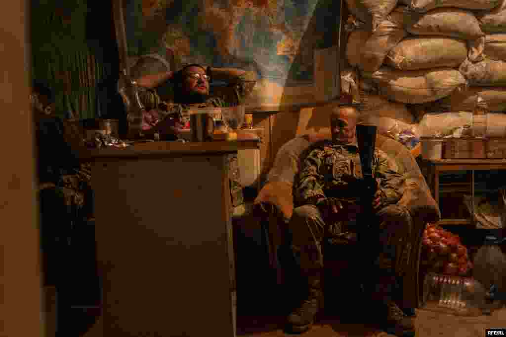 Час трохи розслабитись за кухонним столом &ndash; пізно вночі бій ненадовго вщух. &laquo;Тунець&raquo; (зліва) наразі воює вже протягом п'яти місяців