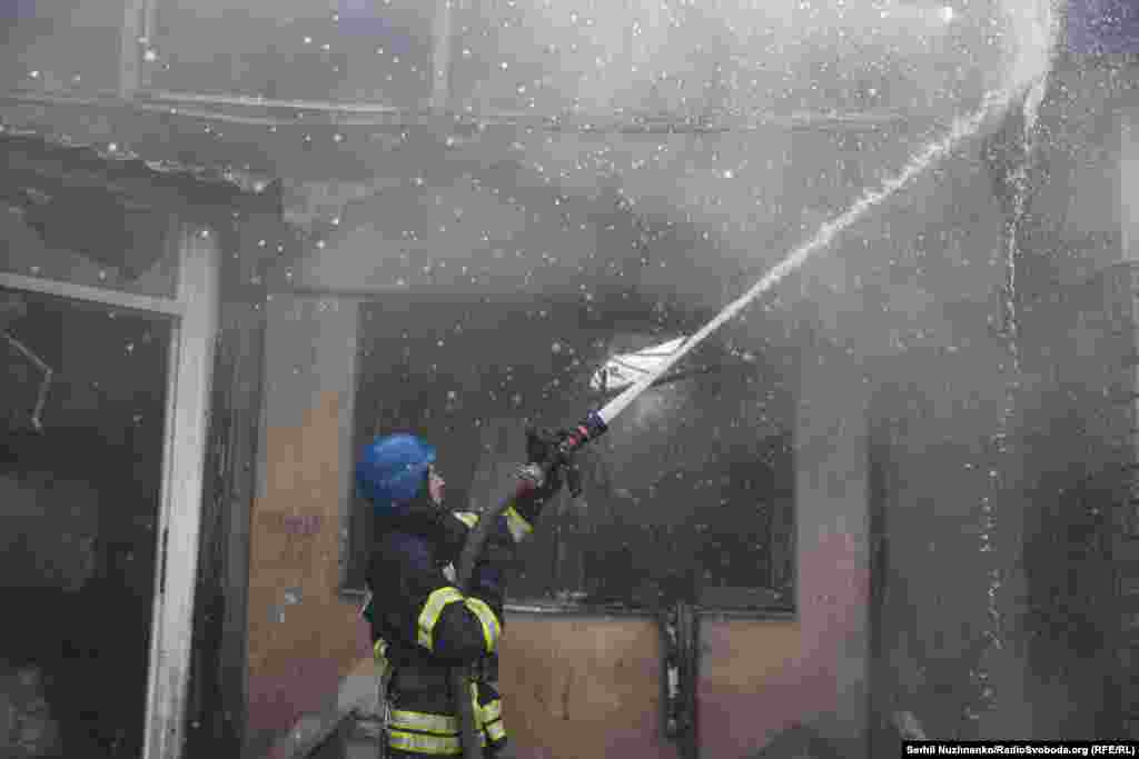 Пожежник гасить займання ринку в Лисичанську Луганської області внаслідок російського обстрілу, 16 квітня 2022 року