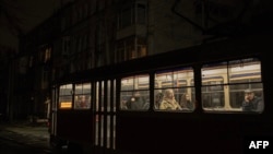 Tramvai pe o stradă cufundată în beznă de atacurile rusești la Kiev, pe 16 noiembrie 2025.