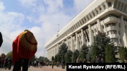 Президенттик администрация нааразылыктын экинчи күнүндө. Бишкек шаары. 6-октябрь, 2020-жыл.