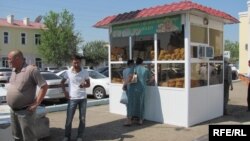 Illýustrasiýa suraty. Türkmenabatda bir çörek kärhanasynyň dükany. 