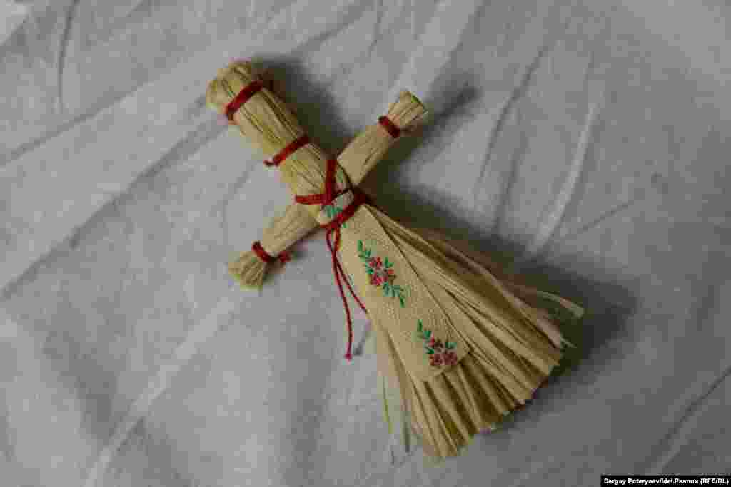 "Сейчас вся Россия в куклы играет. Кто что умеет, то и делает" &ndash; говорит мастер.&nbsp; 