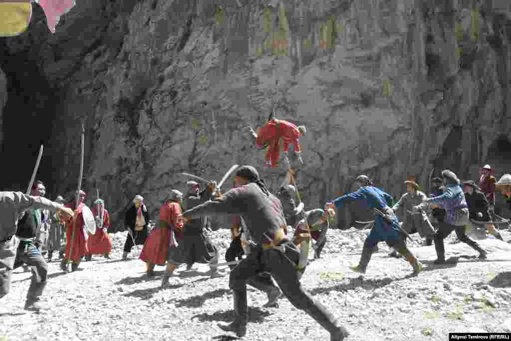 "Кырчылдашып чабышып, найзанын учу кагышып... " &nbsp;Капчыгай ичиндеги кан кармаш. Алай.
