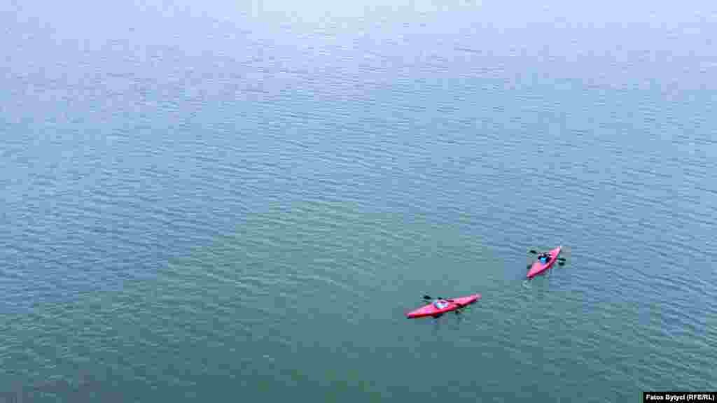 Dy të rinj duke lundruar me kajak në Liqenin e Badovcit.&nbsp;