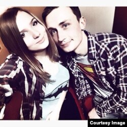 Денис і Владислава у футболках з лого супергероїв із коміксів