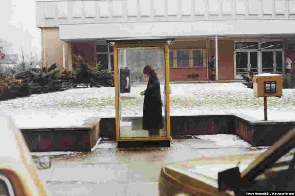 Fotografie pentru instruirea în tehnicile de urmărire a unui suspect. Menner, care a publicat&nbsp;&nbsp;un volum cu imaginile găsite, spune că multe din cele mai agresive imagini pe care le-a văzut, între care și acelea ale unor oameni fotografiați în pielea goală în apartamentele lor, nu au fost incluse în colecția lui. &nbsp;