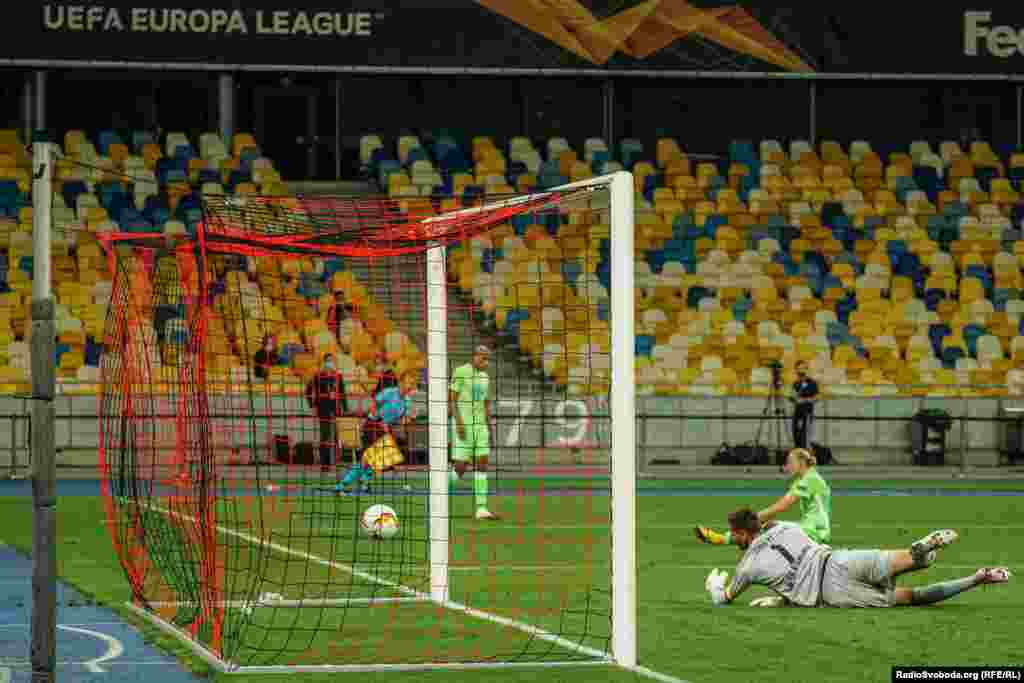 Вже через дві хвилини для самого Манора Соломона створили момент Алан Патрік та Євген Коноплянка. Ізраїльтянин не схибив і змусив голкіпера &laquo;вовків&raquo; вдруге діставати м'яч з сітки