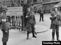 Гитлеровцы в Париже