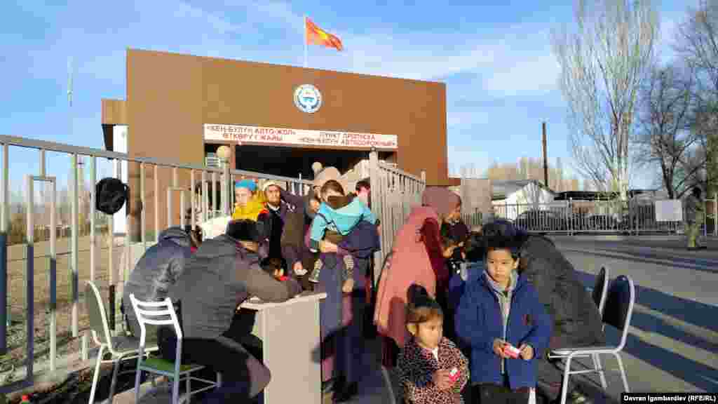 Так, на&nbsp;КПП &laquo;Кен-Булун-автодорожный&raquo; днем 8 февраля находилось около 200 человек, преимущественно&nbsp;дунганской национальности. Они признались, что стоят в ожидании своих родственников, которые должны перейти границу со стороны Казахстана.