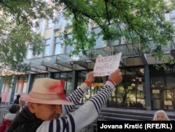 „Arestați-mă, pentru că și eu cred același lucru”, este mesajul unuia dintre participanții la protestul împotriva reținerii activiștilor de la Novi Sad - 15 mai 2025