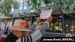 "Hapsite mene, jer isto mislim", poruka je jednog od učesnika protesta zbog pritvaranja aktivista, Novi Sad, 15. maj 2025.