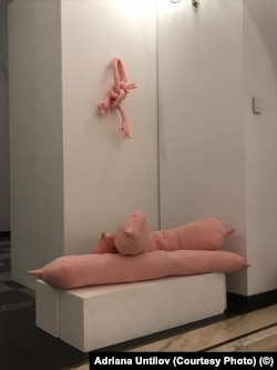 Adriana Untilov ansamblu: Despre mâini, mai puțin despre mâine și Maternitate