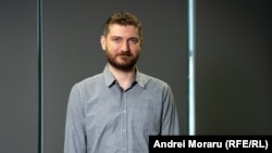 Eugen Muravschi, în studioul Europei Libere de la Chișinău.