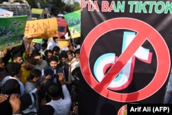 ТикТокту жабууну талап кылган акция. Лахор, 18-июнь 2021-жыл