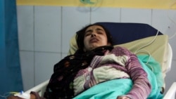 په کابل کې پر یوه درمسال حمله کې ټپي شوې نجلۍ.