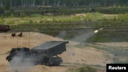 Un sistem de rachete cu lansare multiplă (MLRS) M270 al armatei britanice, în timpul exercițiului militar Summer Shield 2022, la baza militară Adazi, Letonia, 27 mai 2022