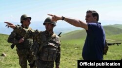Armenia - Human rights ombudsman Arman Tatoyan talks to Armenian soldiers deployed in Syunik province, May 14, 2021. (Photo by the Armenian Human Rights Defender's Office)