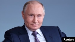 В отчете Global Rights Compliance определены высшие должностные лица политического руководства России, в частности президента Владимира Путина, как ключевых движителей превентивных дезинформационных операций России.