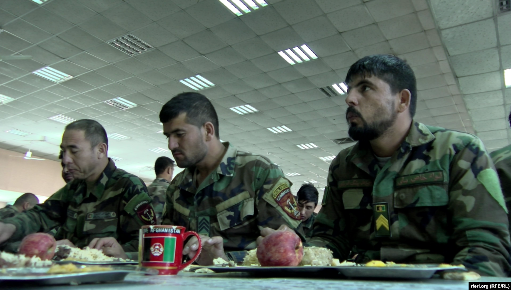 نیرو های خاص افغانستان هنگام صرف طعام