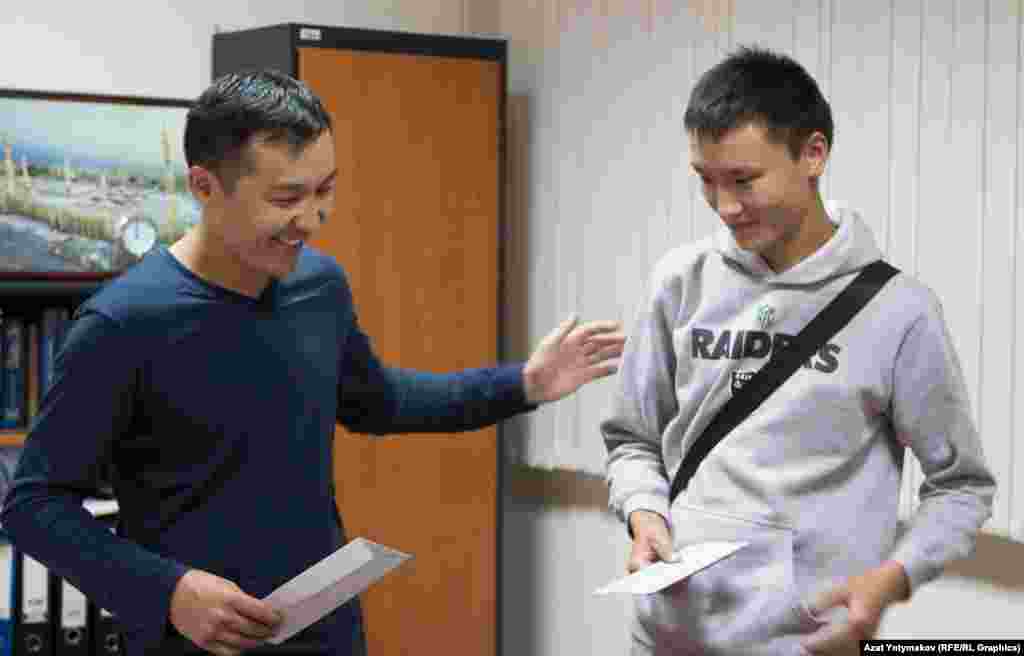 Агроном болуп, айыл чарбаны көтөргүсү келген Нурбакыт Шеримбеков 5 миң сом менен сыйланды.&nbsp;