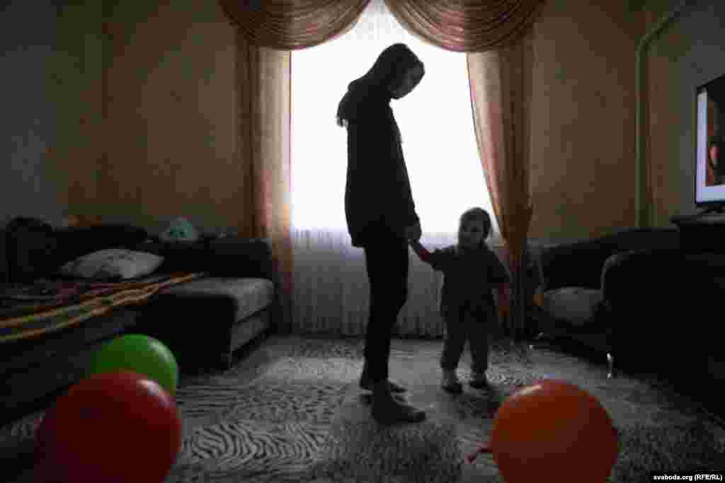 Daria i njena kćerka u kući njenih roditelja. Dvogodišnja Paulina oca nije vidjela duže od sedam mjeseci. Za to vrijeme naučila je samostalno jesti, tečnije govoriti i bolje crtati.