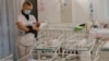 Медсестра і новонароджені в готелі «Венеція», що належить клініці BioTexCom у Києві, 15 травня 2020 року