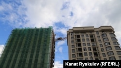 Бишкекте курулуп жаткан үйлөр.