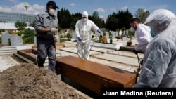 Ілюстрацыйнае фота. Пахаваньне пмерлага ад каранавірусу ў Гішпаніі
