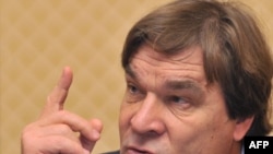 Киммо Килюнен -  Ош жана Жалал-Абадда июнда орун алган окуяларды иликтөө боюнча эл аралык комиссиянын төрагасы, ЕККУнун Парламенттик ассамблеясынын Борбор Азия боюнча өкүлү. 18-октябрь? 2010-жыл 