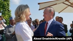 Președintele rus Vladimir Putin, la nunta ministrul austriac de externe Karin Kneissl. Un dans simbolic pentru actuala atitudine a Austriei.